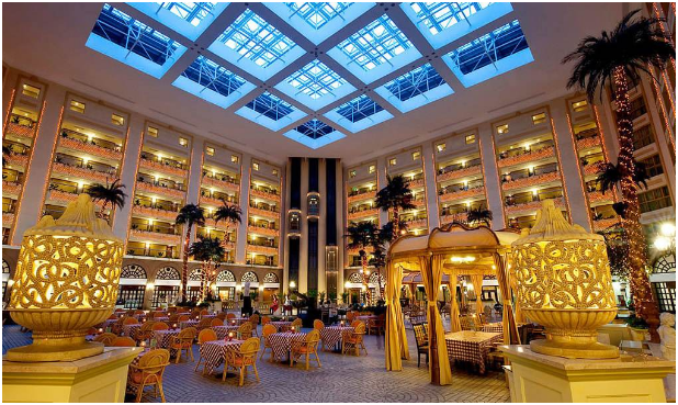 酒店制服定制中服務(wù)員工作服究竟應(yīng)該注重哪些地方？